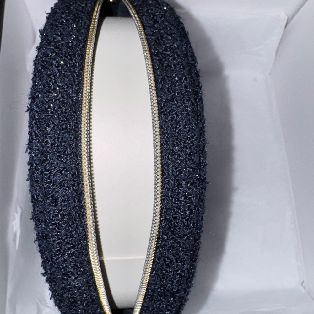 🔥NEW CHANEL Round Makeup Bag w/CHANEL Ribbon & original box - Picture 5 of 9
